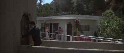 - Morning, Mr Marlowe.
- Morning, ladies. - The Long Goodbye