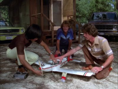 [ MOTOR BUZZING ] - Hawaii Five-O