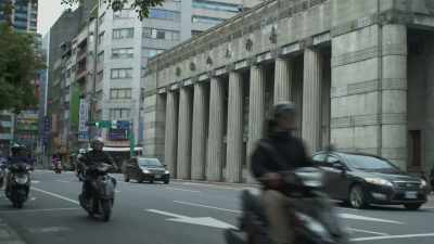 [motorbikes whirring] - The Exiles