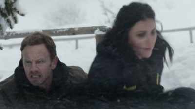 Mountain liikkuu.- April, stop! - Sharknado 5: Global Swarming