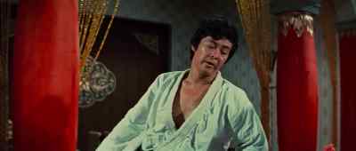 Move back, move back,
give him room, come on. - The Way of the Dragon