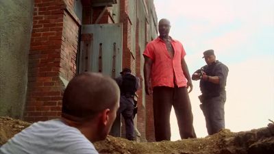 Move the dirt. Now. - Prison Break