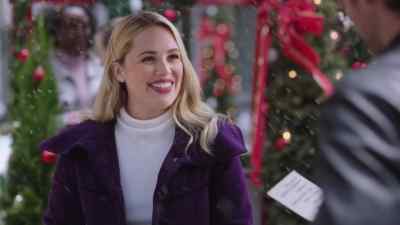 Mr. Alonzo. Hi. Oh, thank you. - Unwrapping Christmas: Tina's Miracle