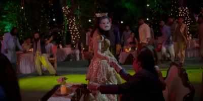 - Mr. Bhund's here!
- Come on, get up! - Tiku Weds Sheru