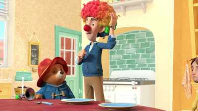 [Mr. Brown gasps]
Good thinking, Paddington. - The Adventures of Paddington