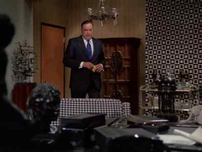Mr. Elton Howards to see you.
No appointment. - Mission: Impossible