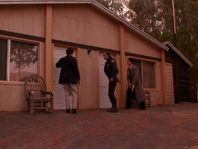 Mr. Gerard, it's the police. Open up. - Twin Peaks