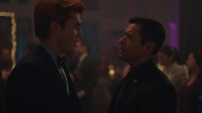 -Mr. Lodge, can I talk to you?
-Sure, what is it? - Riverdale