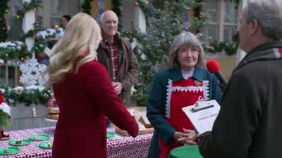 Mr. Mayor, from Ann's Bakery,
please enjoy a slice - Christmas on Windmill Way