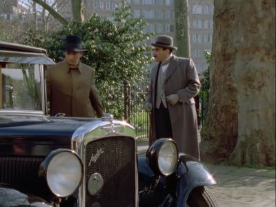 - Mr Poirot?
- Oui. - Agatha Christie's Poirot