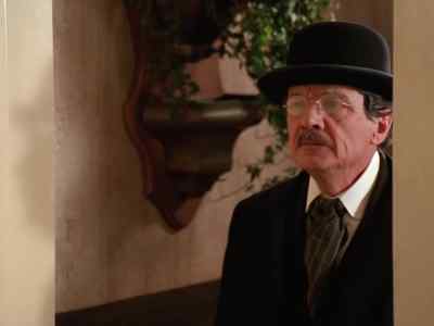 - Mr. Wells.
- Lois, brace yourself. - Lois & Clark: The New Adventures of Superman