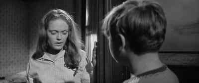 - Mrs. D'Arcey ain't here.
- Your name's Selina? - A Patch of Blue