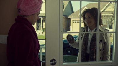 Mrs. Hendrix? I'm Detective Lindstein.
This is Detective Collier. - Orphan Black