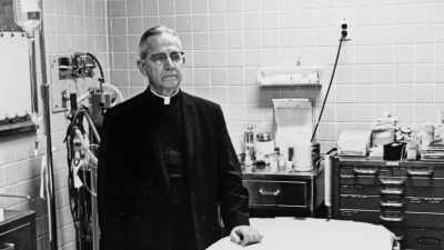 Mrs. Kennedy stood across
next to Father Huber - JFK: What The Doctors Saw