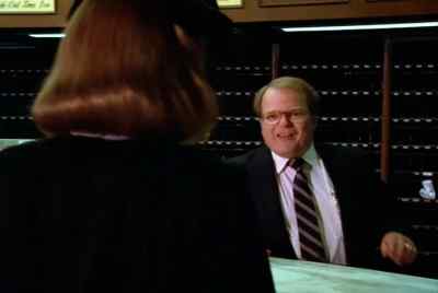 - Mrs. Wylie.
- Could I have my room key, please? - Moonlighting
