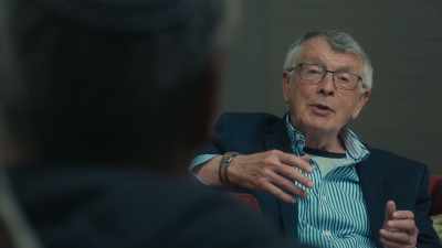 Mucha gente diría:
'Es bastante paradójico... - The Tattooist’s Son: Journey to Auschwitz