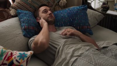 [muffled barking] - New Amsterdam