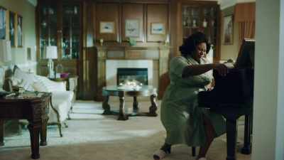 [muffled sobbing] - Robin Roberts Presents: Mahalia
