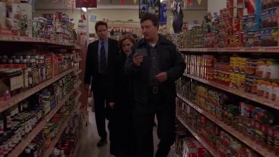 - (Mulder) Is that the guy?
- Yeah, could be... I guess. It was pretty dark. - The X-Files