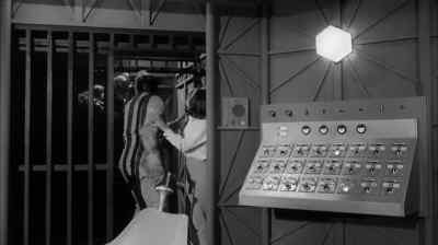 (Mull growling)
(Karen screams) - Frankenstein Meets the Spacemonster