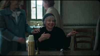 - Mum, how are you?
- Just great. Look who's here! - La Chimera