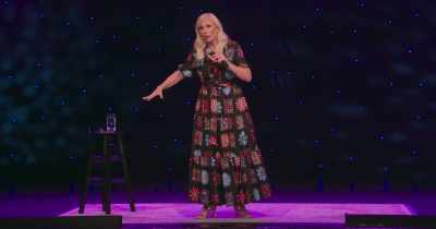 - [mumbling] I just walk around like that.
- [audience laughing] - Leanne Morgan: I'm Every Woman