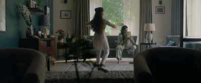 - Mummy-ji, there's a call.
- You take it. - Thappad