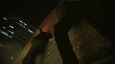 Murphy has a rope,
and he ties it to a pillar. - History's Greatest Heists with Pierce Brosnan