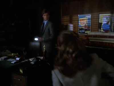 - Murphy.
- Oh, man. What's taking so long?
The guard's making his rounds. - Remington Steele