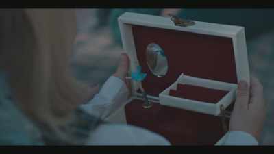 MUSIC BOX PLAYS - Joan