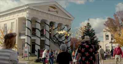 [music continues]
[singer vocalizing] - Christmas at Xander Point