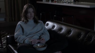 [music playing on TV] - Ray Donovan