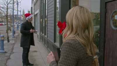 [music playing] - Meeting Mr. Christmas