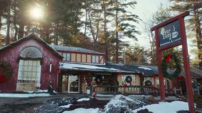 [music playing] - A Very Vermont Christmas