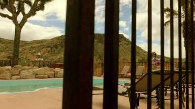 [música de placa] [agua chapoteando] - Couples Retreat Murder