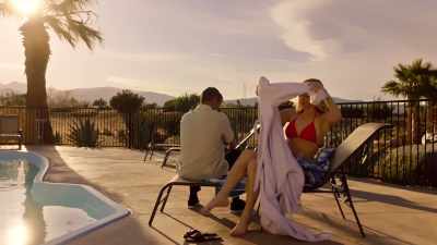 [música de placa] [agua chapoteando] - Couples Retreat Murder
