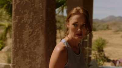 [música de suspenso continúa] [chirrido chirrido] - Couples Retreat Murder