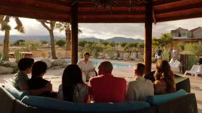 [música de suspenso] [pasos de golpeteo] - Couples Retreat Murder