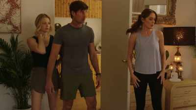 [música de suspenso] [puertas zumbando] - Couples Retreat Murder
