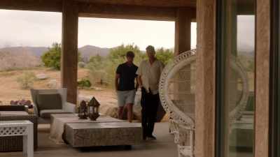 [música de suspenso] [salpicaduras de agua] - Couples Retreat Murder