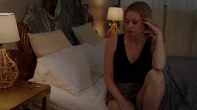 [música suave] [teclas tintineando] - Couples Retreat Murder