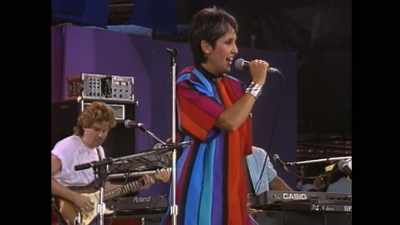 Musieli zawrócić
żeby mnie odebrać. - Joan Baez: I Am a Noise