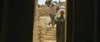 -[Mustafa speaking Arabic]
-[Salima] Understanding the skeletons, - Secrets of the Saqqara Tomb