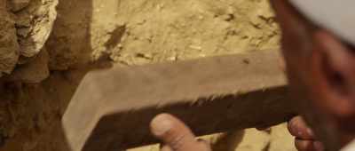 [Mustafa] Wow. These people
were so cool to play chess. - Secrets of the Saqqara Tomb