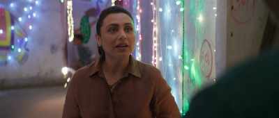 My battery's dead.
Can I use your landline? - Mardaani 2