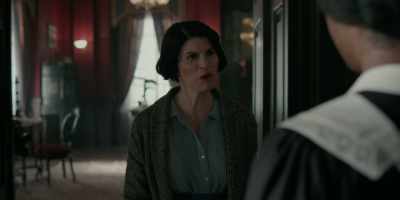 My father always says
that someone's home - Flowers in the Attic: The Origin