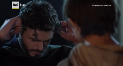 My father gave me this. - Medici: Masters of Florence