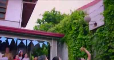 - My God! Miss!
- Pass it here! Here! - Seven Sundays
