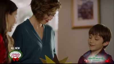 - My grandpa made this.
- It's really pretty. - Christmas Under the Stars