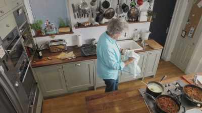 My hands are clean.
Here we go with assembly. - James May: Oh Cook!